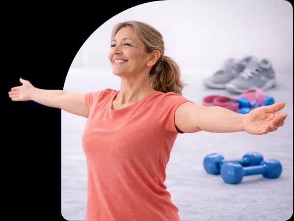 Une femme s'étire avant une séance d'activité physique
